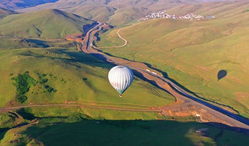 Suyabatmaz, Perşembe Yaylası&#039;nın sıcak hava balonu turizmine son derece elverişli olduğuna dikkati çekerek şunları kaydetti:

&quot;Doğasıyla, havasıyla güven içerisinde uçuşunuzu gerçekleştirebiliyorsunuz. Artık turist uçurabilme noktasında son adımımızı da tamamlamış bulunuyoruz. Bu adımın hem Ordu&#039;nun ekonomisini canlandırmasında hem de gelecek olan turist sayısını artırmak adına en önemli rollerden birini oynayacağını düşünüyoruz.&quot;