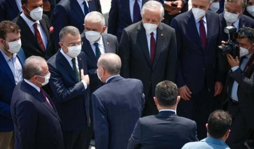 Cumhurbaşkanı Recep Tayyip Erdoğan cuma namazı sonrası Taksim Camii&#039;ne Kur&#039;an-ı Kerim hediye etti.
