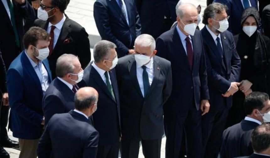 Cumhurbaşkanı Erdoğan ile birlikte çok sayıda devlet adamı, bürokrat ve binlerce vatandaş meydana akın etti.