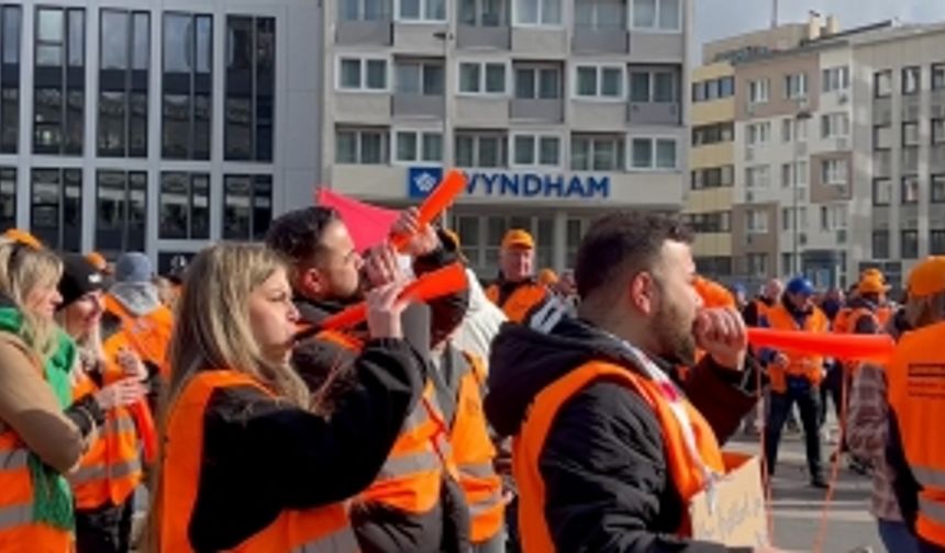 Almanya'da ulaşım sektörü çalışanlarından protesto