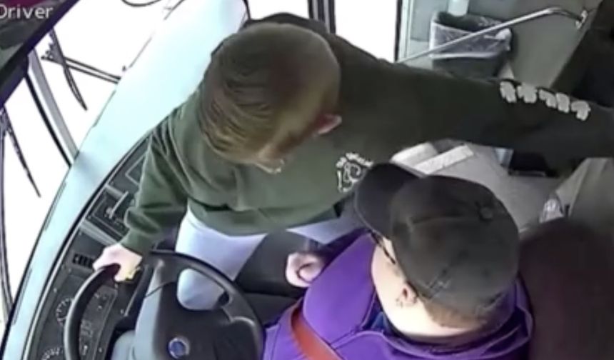 Şoförü bayılan okul otobüsünü durdurdu, faciayı önledi