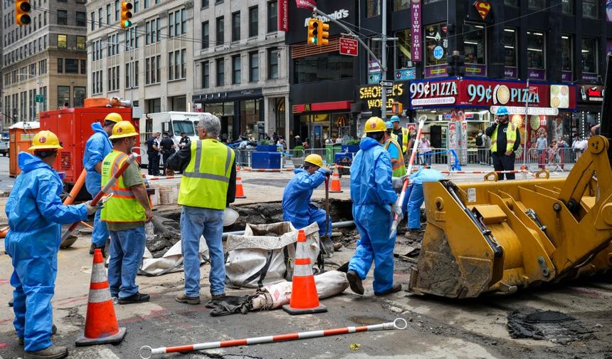 New York'ta 127 yıllık su şebekesi patladı