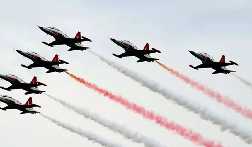 Türk Hava Kuvvetleri'nden 100'üncü yıl için gösteri uçuşu