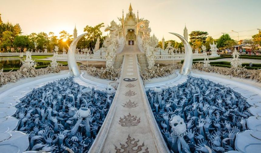 Disney seti değil! Cennet ve cehennem arasında yolculuğa çıkaran Wat Rong Khun hayran bırakıyor