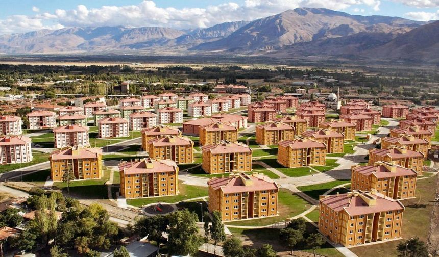TOKİ PROJESi BAŞVURULARI BAŞLADI

Milyonlarca vatandaş başını sokacak ev hayali kurarken TOKİ dar gelirli vatandaşlara desteğini sürdürdü. Bu çerçevede TOKİ, Çorum Merkez Celirkırı Projesi başladı.
